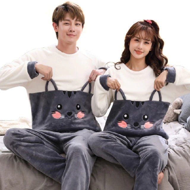 Pyjama Couple Chat